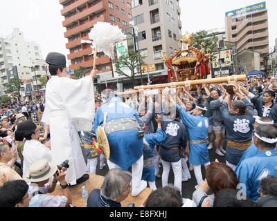 Tragen die Mikoshi Fukagawa Fetival aka Wasser werfen Festival am Tomioka Hachimangu Schrein, Tokyo, Japan statt Stockfoto