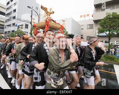 Tragen die Mikoshi Fukagawa Fetival aka Wasser werfen Festival am Tomioka Hachimangu Schrein, Tokyo, Japan statt Stockfoto