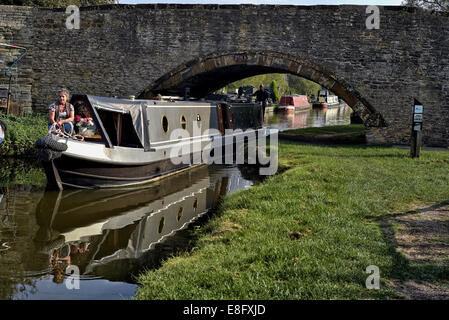 Oxford-Kanal. Schmales Boot, das durch die Kanalbrücke auf dem Oxfordshire Canal Way, Aynho Wharf Nr. Banbury England UK, führt Stockfoto