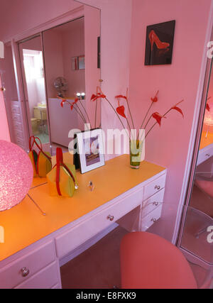 Spiegel oben montiert Schminktisch rosa 50er Jahre Stil Schlafzimmer Stockfoto