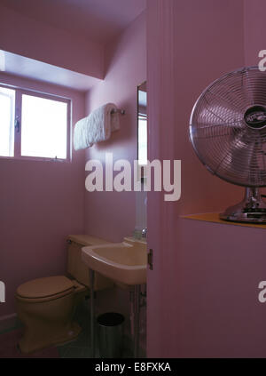 Freistehender Ventilator auf Regal rosa 50er Jahre Stil Badezimmer Stockfoto