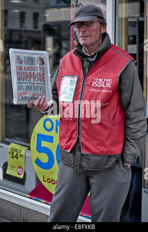 Große Ausgabe. Straßenhändler, der das Magazin "Big Issue" zur Unterstützung der Obdachlosen und arbeitslosen Bevölkerung Großbritanniens verkauft. England Großbritannien Stockfoto