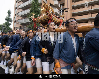 Durchführung der Mikoshi in Fukagawa Fetival aka Wasser werfen Festival am Tomioka Hachimangu Schrein, Tokyo, Japan statt Stockfoto