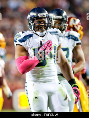 Landover, Maryland, USA. 6. Oktober 2014. Am Montag, 6. Oktober 2014 feiert die Seattle Seahawks mittleren Linebacker Bobby Wagner (54) meschotschek im dritten Quartal das Spiel gegen die Washington Redskins in FedEx Field in Landover, Maryland. Die Seahawks gewannen das Spiel 27-17. Bildnachweis: Ron Sachs/CNP NO WIRE SERVICE Credit: Dpa picture-Alliance/Alamy Live News Stockfoto