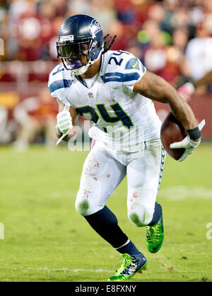 Landover, Maryland, USA. 6. Oktober 2014. Seattle Seahawks Runningback Marshawn Lynch (24) trägt den Ball spät im vierten Quartal gegen die Washington Redskins in FedEx Field in Landover, Maryland auf Montag, 6. Oktober 2014. Die Seahawks gewannen das Spiel 27-17. Bildnachweis: Ron Sachs/CNP NO WIRE SERVICE Credit: Dpa picture-Alliance/Alamy Live News Stockfoto