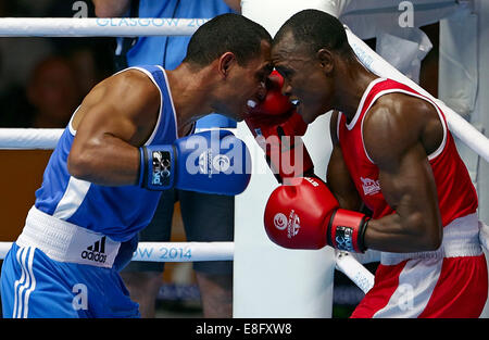 Azumah Mohammed (GHA) (rot) schlägt Joseph Deireragea (NRU) (blau) - Boxen Welter 69kg - UK - Glasgow - SECC - 25.07.2014 - Commo Stockfoto