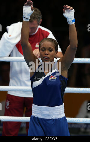 Shelley Watt (AUS) (rot) schlägt Natascha Jonas (ENG) (blau). Womens Leichtgewicht 57-60 kg - Glasgow - SECC - Boxen - UK - 29/07/2 Stockfoto