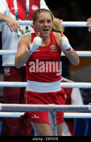 Shelley Watt (AUS) (rot) schlägt Natascha Jonas (ENG) (blau). Womens Leichtgewicht 57-60 kg - Glasgow - SECC - Boxen - UK - 29/07/2 Stockfoto