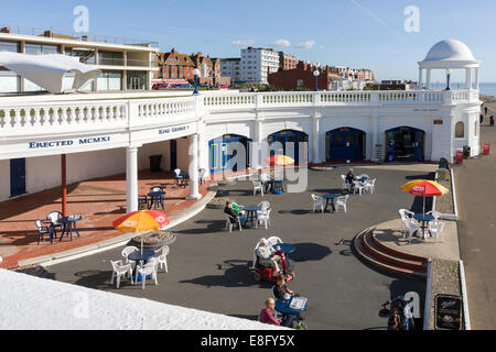 Cafe auf dem Gelände des De La Warr Pavilion in Bexhill-on-Sea Stockfoto