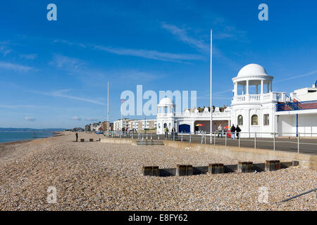 Direkt am Meer und Kolonnaden an der De La Warr Pavilion in Bexhill-On-Sea Stockfoto