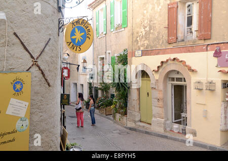 Alte Gasse, Gasse oder Straße Szene & Touristen im Hilltop mittelalterliche Dorf Le Castellet Var Provence Frankreich Stockfoto