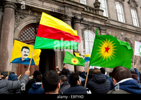 Kopenhagen, Dänemark. 7. Oktober 2014.  Als islamischer Staat voraus weiter in Kobani, Syrien zeigt Kurden in Dänemark vor dem Parlament fordern die westlichen Regierungen, schweren Waffen an ihre bedrohten Menschen in dieser Stadt zu liefern. Dies geschah zur gleichen Zeit wie der dänische Ministerpräsident, Frau Helle Thorning-Schmidt (Labour), hielt ihre Eröffnungsrede für das Parlament. Bildnachweis: OJPHOTOS/Alamy Live-Nachrichten Stockfoto
