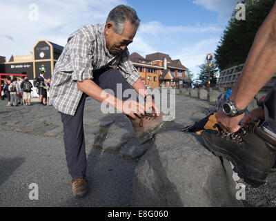Klettern Mt. Fuji, JAPAN - japanische Bergsteiger Schnürsenkel Stiefel an Fuji Subaru Line 5th Station (Yoshida Trail) Stockfoto