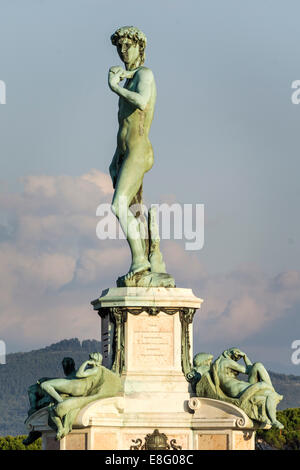 Bronze-Replik des Michelangelo Marmorstatue des David mit Nachbildungen von vier Allegorien der Medici Kapelle von San Lorenzo Stockfoto