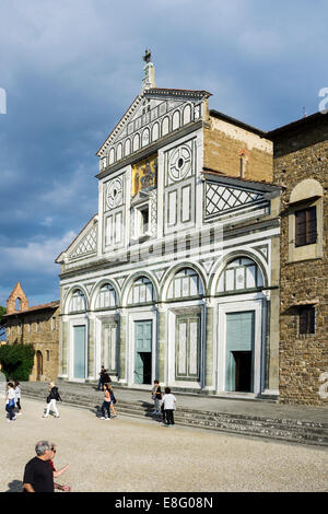 Ansicht der Eingangsfassade der romanischen Basilika San Miniato al Monte hoch auf einem Hügel mit Blick auf die Stadt Florenz-Firenze Stockfoto