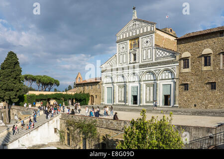 Blick der Besucher auf Treppen & Eingang Fassade der romanischen Basilika von San Miniato al Monte am Hügel hoch über Florenz Italien Stockfoto