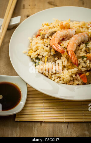 chinesischer gebratener Reis mit Garnelen auf weißen Teller Stockfoto