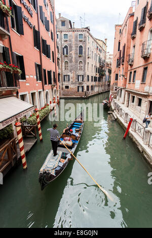 Gondel auf einen venezianischen Kanal in Venedig, Italien Stockfoto