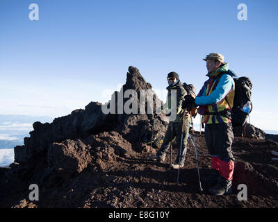 Klettern Mt. Fuji, JAPAN - japanische Wanderer auf dem Gipfel bei Sonnenaufgang Stockfoto
