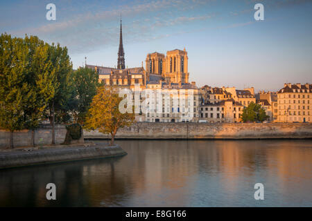 Ersten Sonnenstrahlen Sonnenaufgang auf die Türme der Kathedrale Notre Dame und die Gebäude der Ile-de-la-Cité, Paris, Frankreich Stockfoto