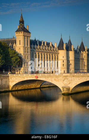 Am frühen Morgensonnenlicht auf den berüchtigten Conciergerie auf Ile-de-la-Cité, Paris, Frankreich Stockfoto