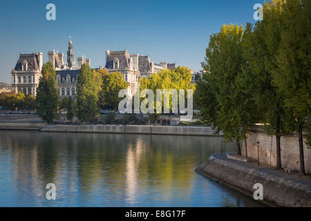 Am frühen Morgen Blick auf Fluss und Hotel de Ville, Paris, Frankreich Stockfoto