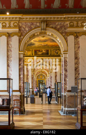 Wiederholte Torbögen im Abschnitt "Sully" des Musée du Louvre, Paris, Frankreich Stockfoto