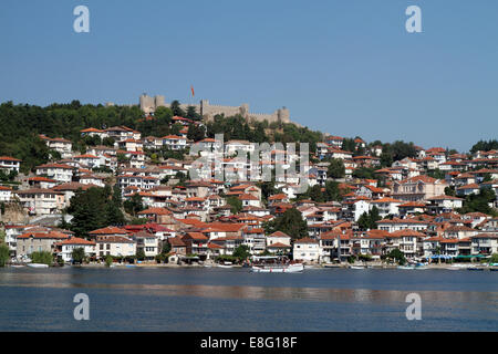 Die Stadt Ohrid am Ufer des Ohridsees, mit Zaren Samoil Festung auf dem Hügel oben in Süd-Ost-Mazedonien Stockfoto