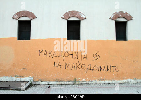 Graffiti an der Wand, unter anderem ein Hakenkreuz in Bitola, Mazedonien Stockfoto