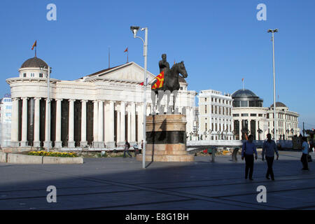 Statue des Revolutionsführers Dame Gruev, mit Museum für Archäologie in den Hintergrund, in Skopje, Mazedonien Stockfoto