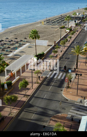 Beach Avenue am Morgen, Boulevard, Fuengirola, Costa Del Sol, Südspanien. Stockfoto