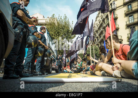 Barcelona, Spanien. 7. Oktober 2014. Studenten protestieren vor der Delegation der spanischen Regierung in Barcelona für das Referendum am 9. November - ein paar hundert pro-Unabhängigkeit Schülerinnen und Schüler März gegen die Entscheidung des Verfassungsgerichts Spaniens und für das geplante Referendum über die Unabhängigkeit von Spanien in Barcelona Credit: ZUMA Press, Inc./Alamy Live News Stockfoto