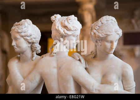 "Les Trois Grâces," zeigen die drei Grazien auf im Abschnitt "Sully" des Musée du Louvre, Paris, Frankreich Stockfoto