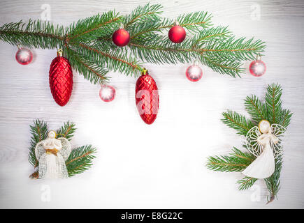 Weihnachten Hintergrund mit Engeln und Glaskugeln auf Tanne. Stockfoto