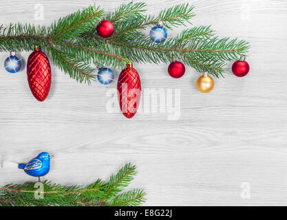 Weihnachten Hintergrund, Dekoration auf weißen Holzbrett. Stockfoto