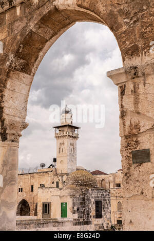 Kette-Minarett durch westliche Arkade Stockfoto