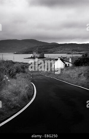 Weg zum Castebay mit Kisimul Castle und die Bucht. Isle Of Barra, äußeren Hebriden, Schottland. Stockfoto