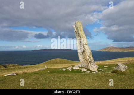 Der Clach Mhic Leoid Standing Stone, auch bekannt als MacLeod's Stone, Nisabost, Isle of Harris, Hebrides, Schottland, VEREINIGTES KÖNIGREICH Stockfoto