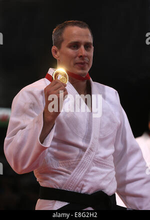 Siegerehrung. Euan Burton (SCO) sammelt seine Goldmedaille - Judo-100 kg Final - SECC - Glasgow Schottland, UK - 260714 - Glasgow Stockfoto