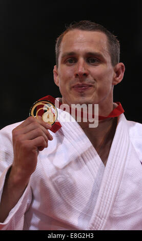 Siegerehrung. Euan Burton (SCO) sammelt seine Goldmedaille - Judo-100 kg Final - SECC - Glasgow Schottland, UK - 260714 - Glasgow Stockfoto