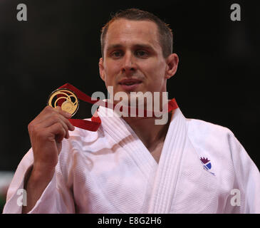 Siegerehrung. Euan Burton (SCO) sammelt seine Goldmedaille - Judo-100 kg Final - SECC - Glasgow Schottland, UK - 260714 - Glasgow Stockfoto