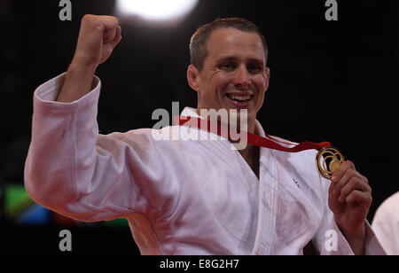 Siegerehrung. Euan Burton (SCO) sammelt seine Goldmedaille - Judo-100 kg Final - SECC - Glasgow Schottland, UK - 260714 - Glasgow Stockfoto