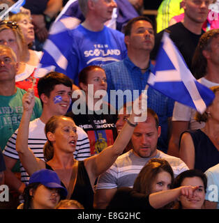 Siegerehrung. Schottische (Scots) Fans feiern wie Euan Burton (SCO) seine Goldmedaille - Judo-100 kg Final - SECC - Glasgo sammelt Stockfoto