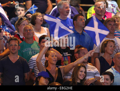 Siegerehrung. Schottische (Scots) Fans feiern wie Euan Burton (SCO) seine Goldmedaille - Judo-100 kg Final - SECC - Glasgo sammelt Stockfoto