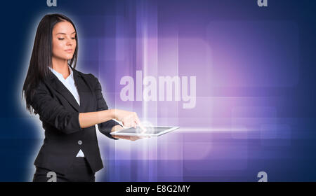 Schöne Geschäftsfrauen in Anzug mit digital-Tablette Stockfoto