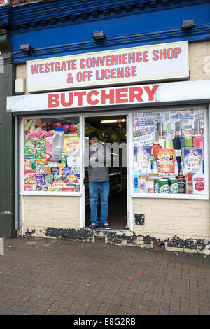 Rotherham-Corner-Shop-Betreiber. Stockfoto