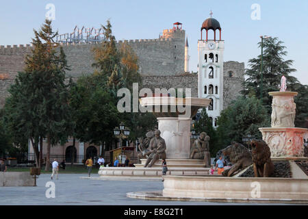 Statuen und Brunnen in Karpos Aufstand Quadrat mit Skopje Festung im Hintergrund in Skopje, Mazedonien Stockfoto