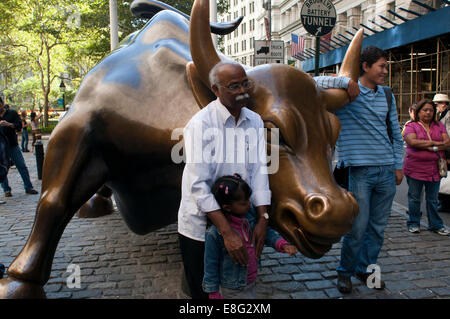 "LADEN STIER SKULPTUR" NAHE DER WALL STREET IN DOWNTOWN FINANCIAL DISTRICT VON MANHATTAN NEW YORK CITY USA. Wall Street Bull. Stockfoto