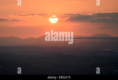 Die roten Pfeile fliegen in den Sonnenuntergang über Glasgow. Zeremonie - Celtic Park - Glasgow Schottland, UK - 230714 - Glasgow 2014 öffnen Stockfoto