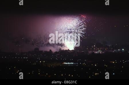 Feuerwerk über Glasgow. Zeremonie - Celtic Park - Glasgow Schottland, UK - 230714 - Glasgow 2014 Commonwealth Games öffnen Stockfoto